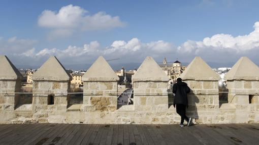 Un turista observa la Mezquita-Catedral desde la azotea de la Torre de la Calahorra