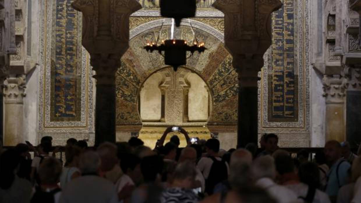 Turistas inmortalizan la Mezquita-Catedral de Córdoba