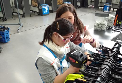 Ana Leticia marca ropa en el Decathlon de la carretera de Palma del Río