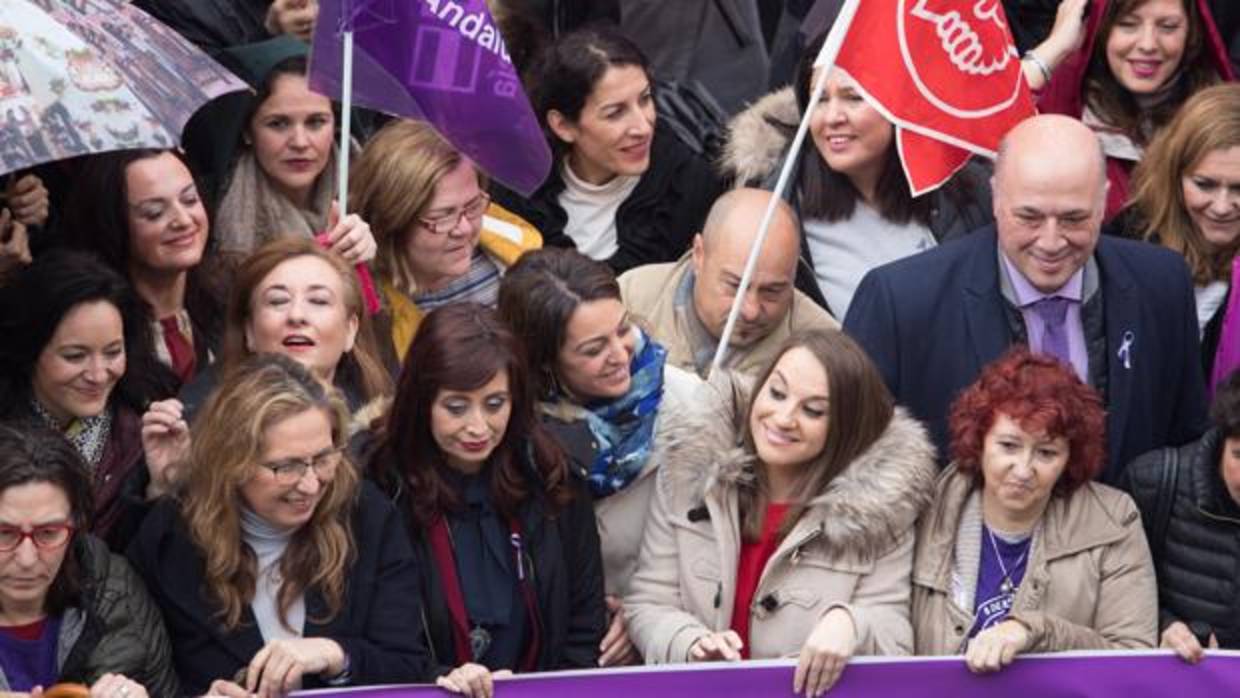 La delegada del Gobierno, Esther Ruiz, con chaqueta clara y jersey rojo