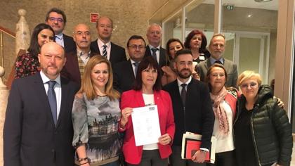 Los diputados andaluces posan junto a la iniciativa presentada en el Congreso de los Diputados