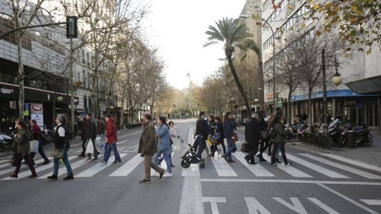 Un grupo de peatones cruza por el paso de Ronda de los Tejares