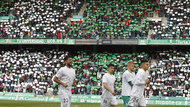 La afición del Córdoba CF «on fire»: precioso mosaico y récord de asistencia de la temporada