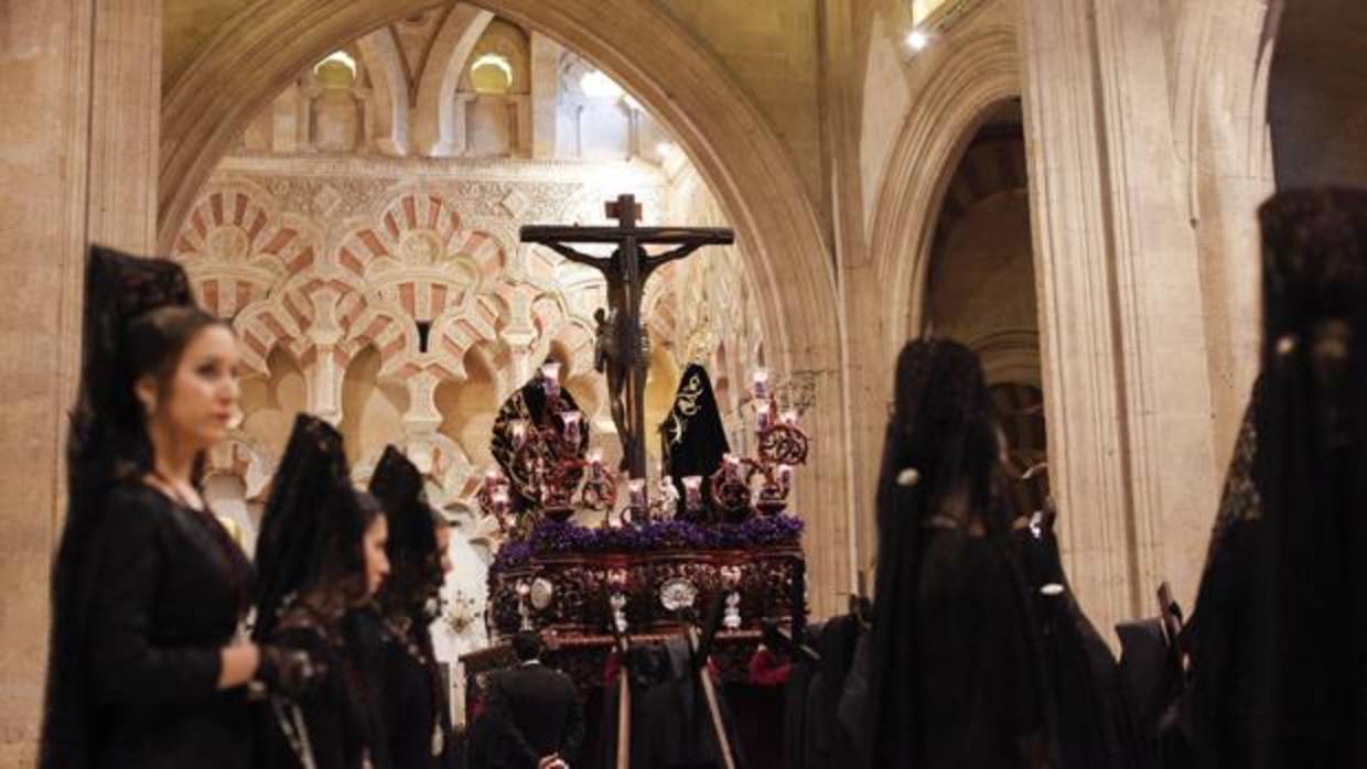 El Cristo de las Penas hace estación de penitencia en la Catedral de Córdoba