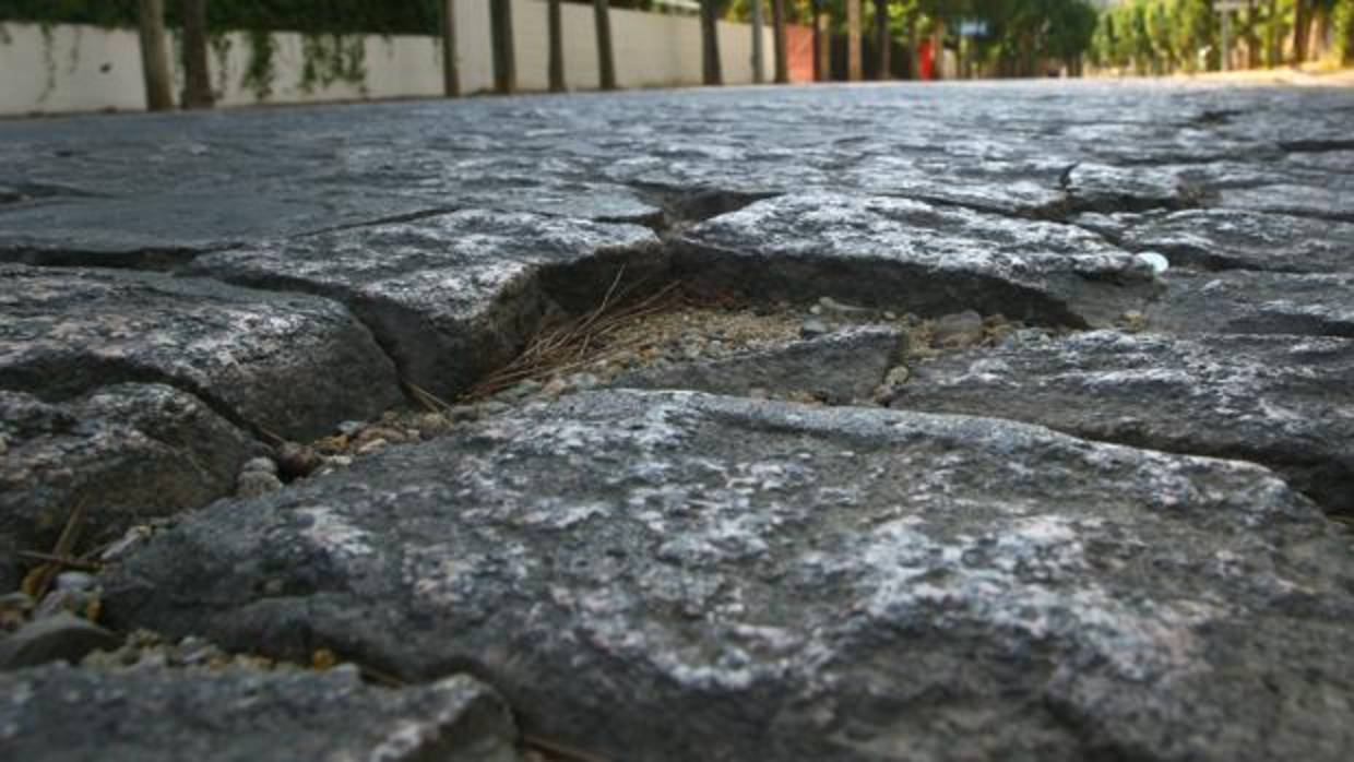 Pavimento deteriorado en una calle de Córdoba