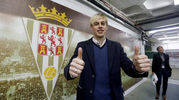 Javi Lara estalla y se enzarza con un aficionado del Córdoba CF por las críticas a los jugadores cordobeses