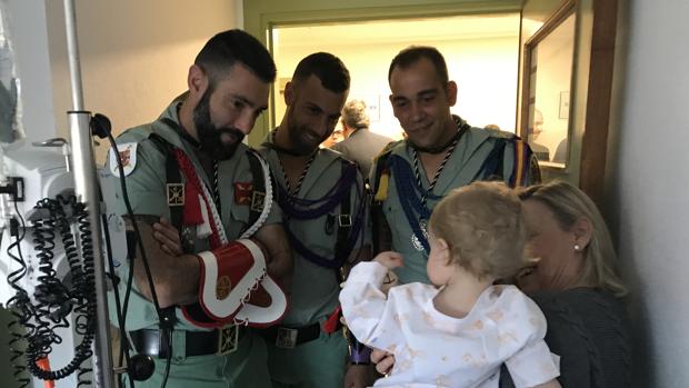 La Legión vuelve a visitar a los niños con cáncer de Málaga