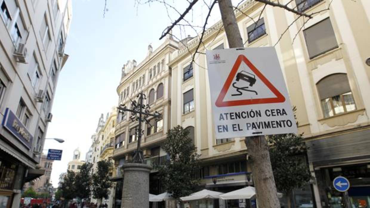 Señal advirtiendo sobre suelo deslizante por cera en Córdoba
