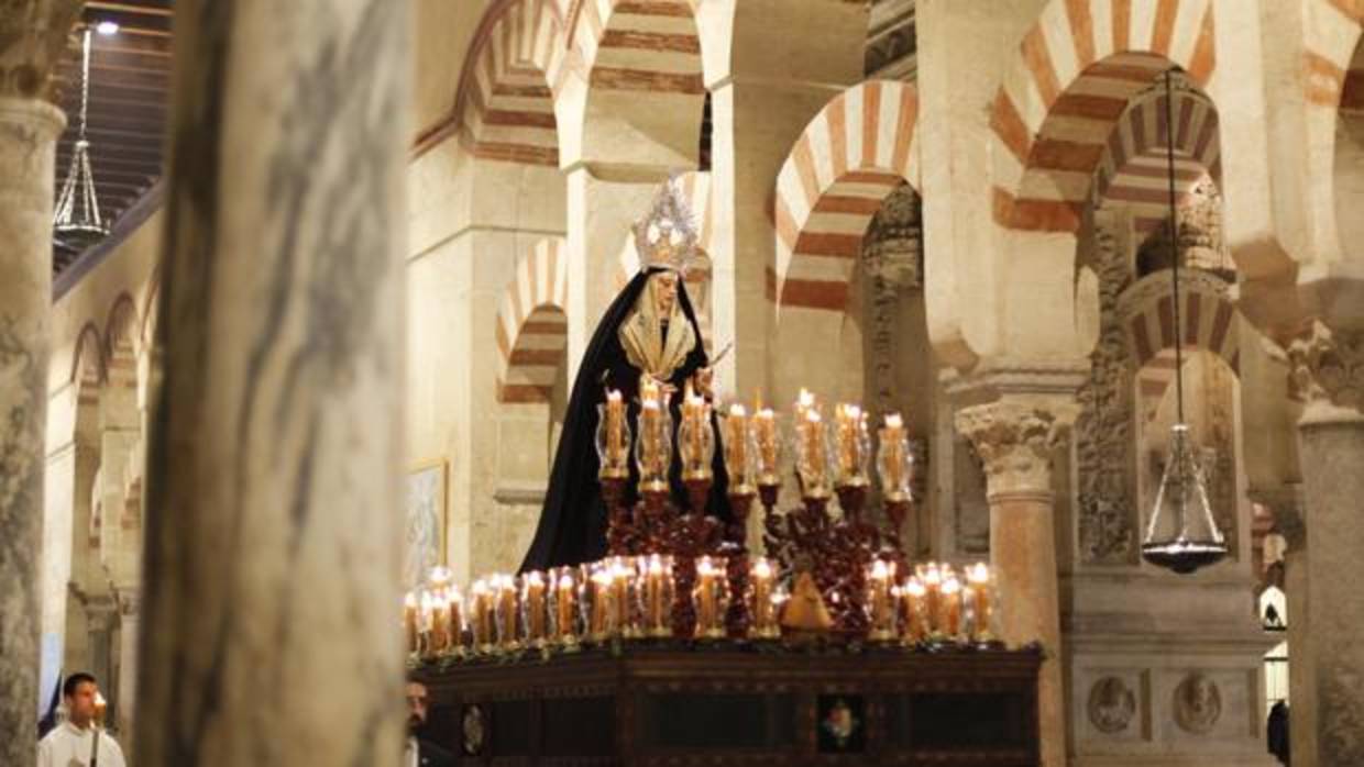 La Virgen de la Presentación, titular de la Hermandad Universitaria, en la Catedral de Córdoba