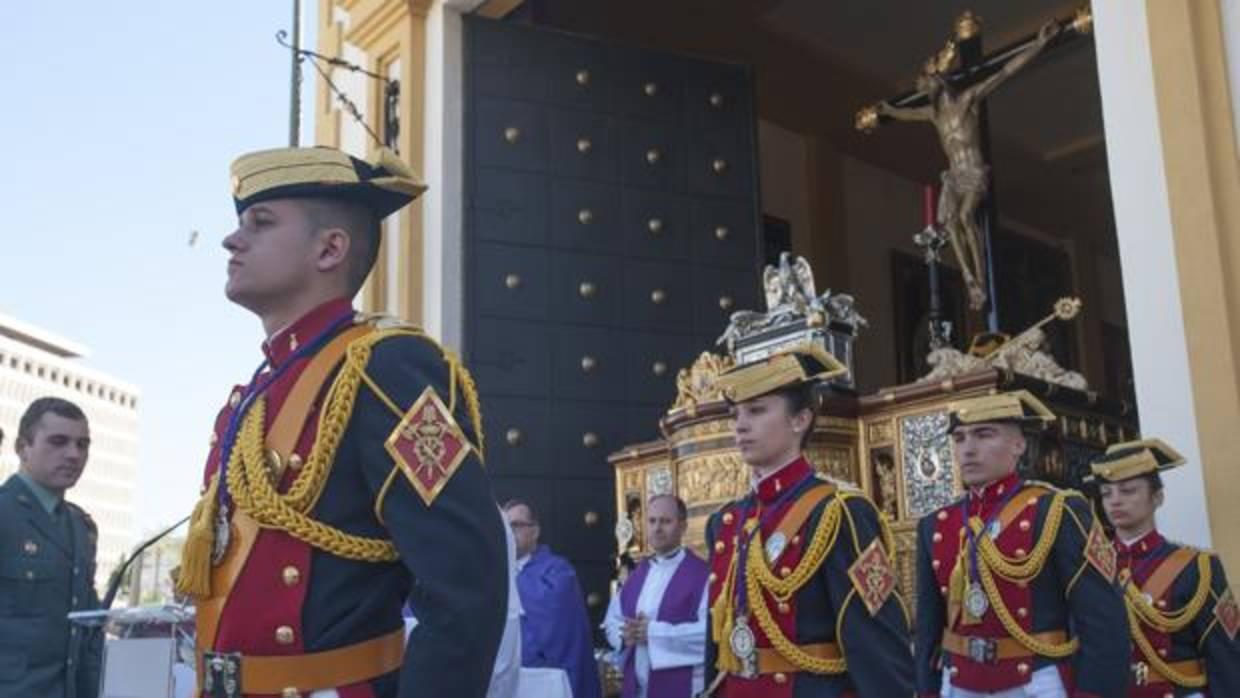 El Cristo de la Expiración con la guardia de honor