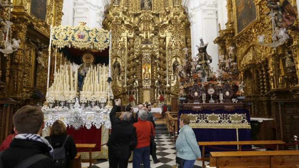 Los pasos de la Santa Faz, listos para salir a la calle en la Semana Santa de Córdoba