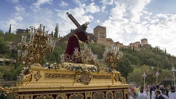 Martes Santo en Granada: cielo abierto para la cofradía decana de la Semana Santa