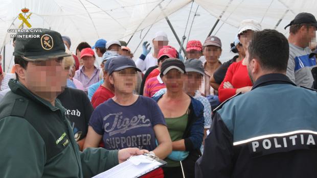 Intensifican la lucha contra la trata de seres humanos durante la campaña agrícola en Huelva