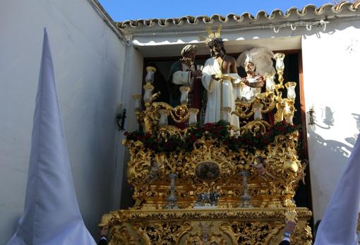 El Señor de la Humildad, en el momento de pisar la plaza de Capuchinos