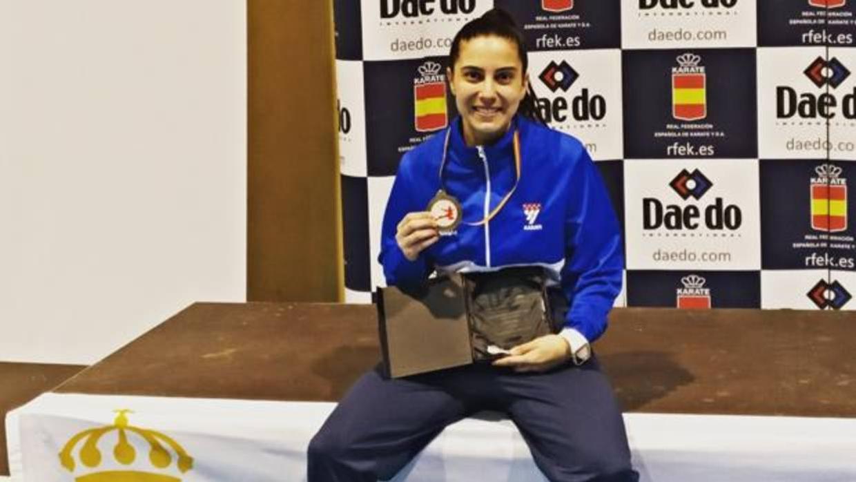 La peñarriblense Rocío Sánchez exhibe la medalla de oro que le acredita como campeona de España