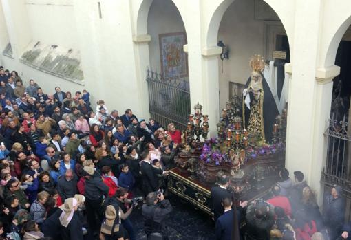 La Virgen de la Soledad, a su salida de Santiago en el Viernes Santo de Córdoba