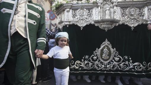 Los recuperados faldones verdes de la Virgen de la Paz y Esperanza