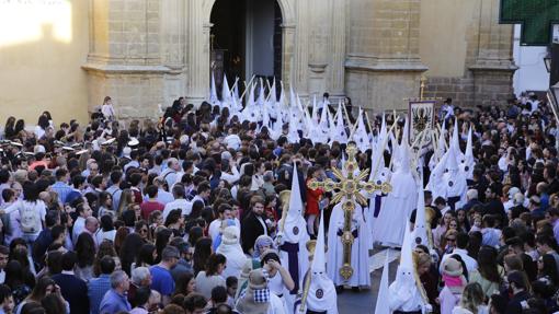 Nazarenos de la hermandad de la Misericordia, al salir de San Pedro