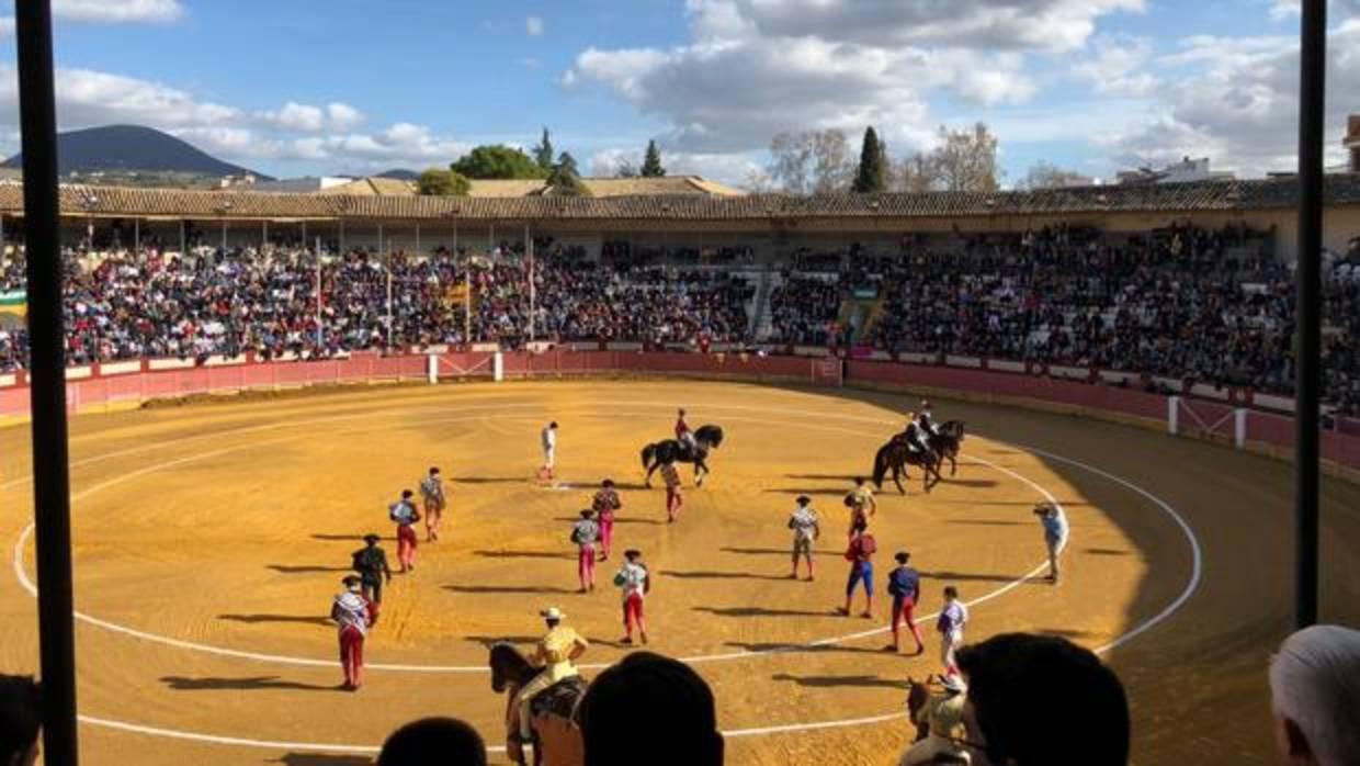 Momento del paseíllo de los diestros en el coso egabrense