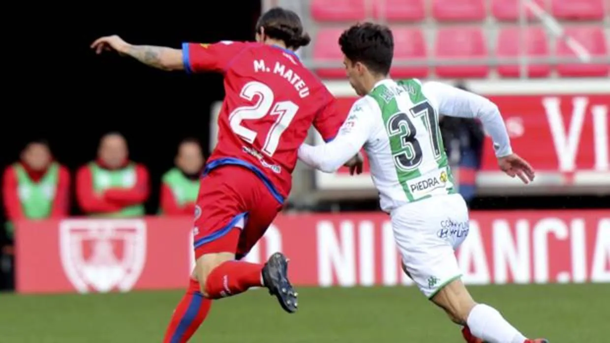 Álvaro Aguado intenta pelear la posesión del esférico ante Marc Mateu en el Numancia-Córdoba CF