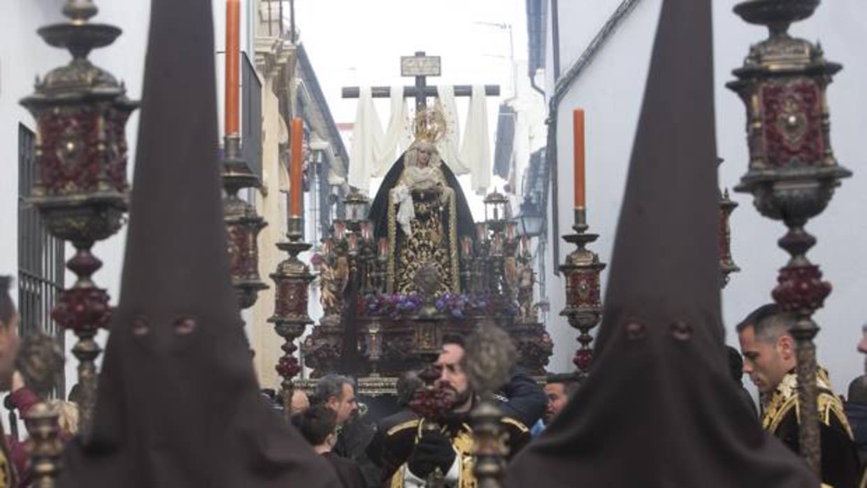 La Virgen de la Soledad, durante su estación de penitencia en el Viernes Santo de Córdoba