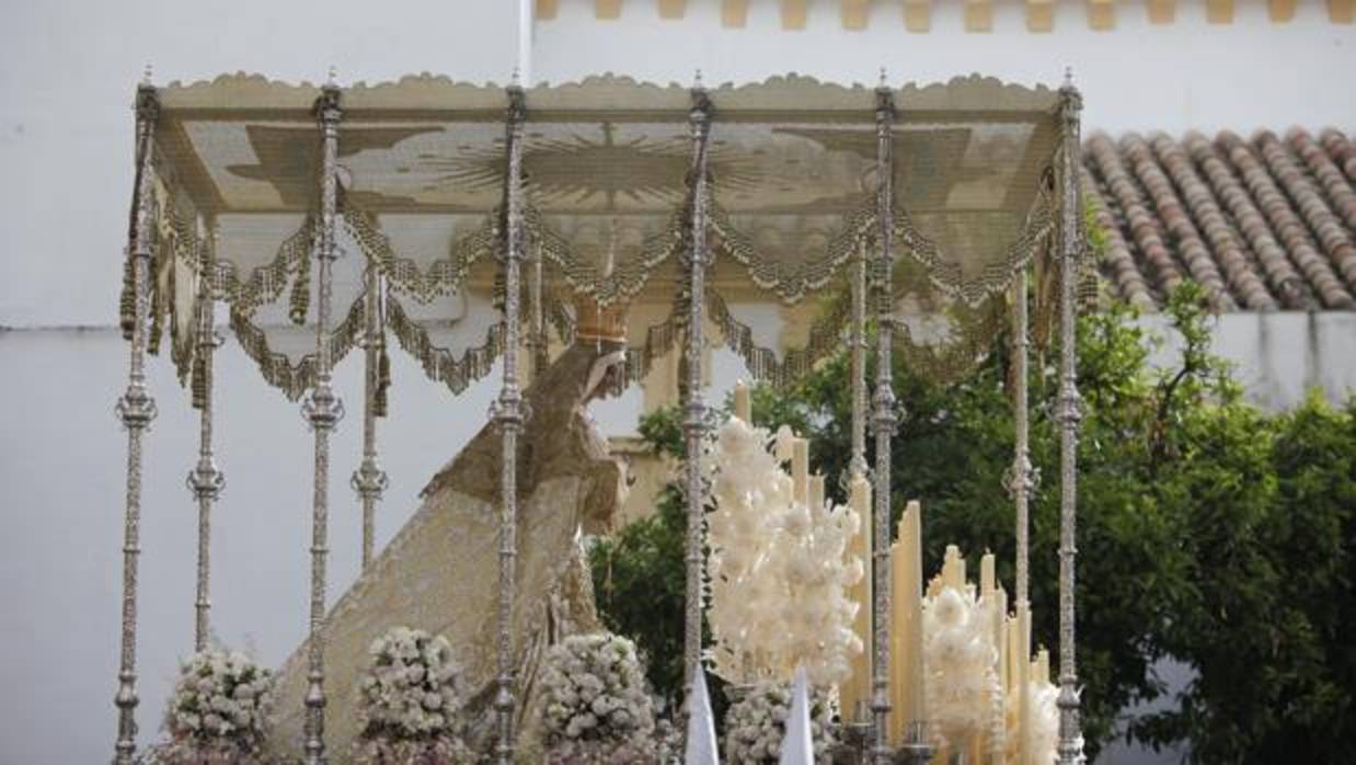 La Virgen de la Alegría, al salir de Santa Marina en la Semana Santa de Córdoba