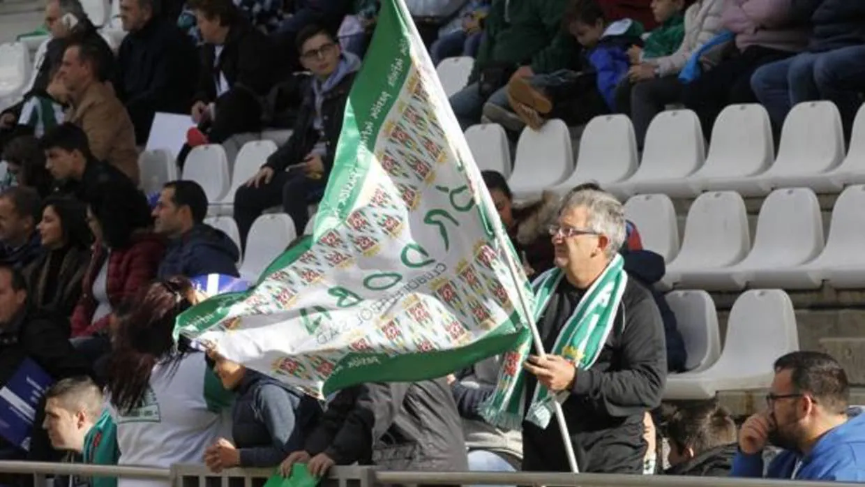 Un aficionado sostiene una bandera del Córdoba CF en El Arcángel