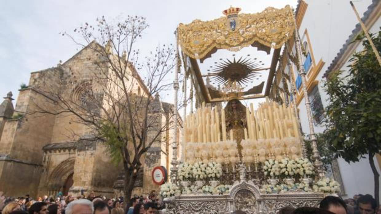 La Virgen de la Alegría avanza por la plaza de Santa Marina