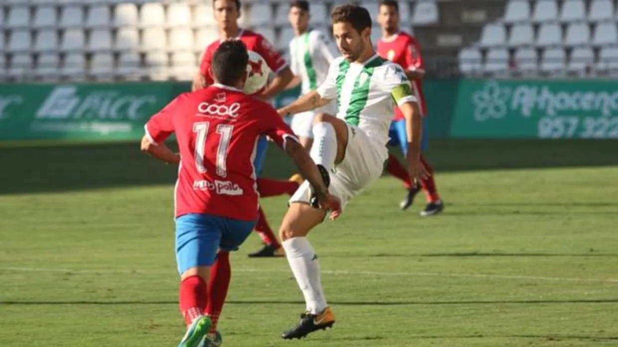 Jordi Ortega intenta superar a un rival durante el Córdoba B-Real Murcia