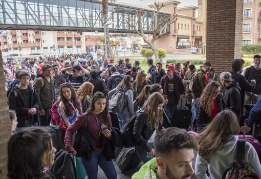 Cientos de jóvenes portugueses, a su llegada a Punta Umbría