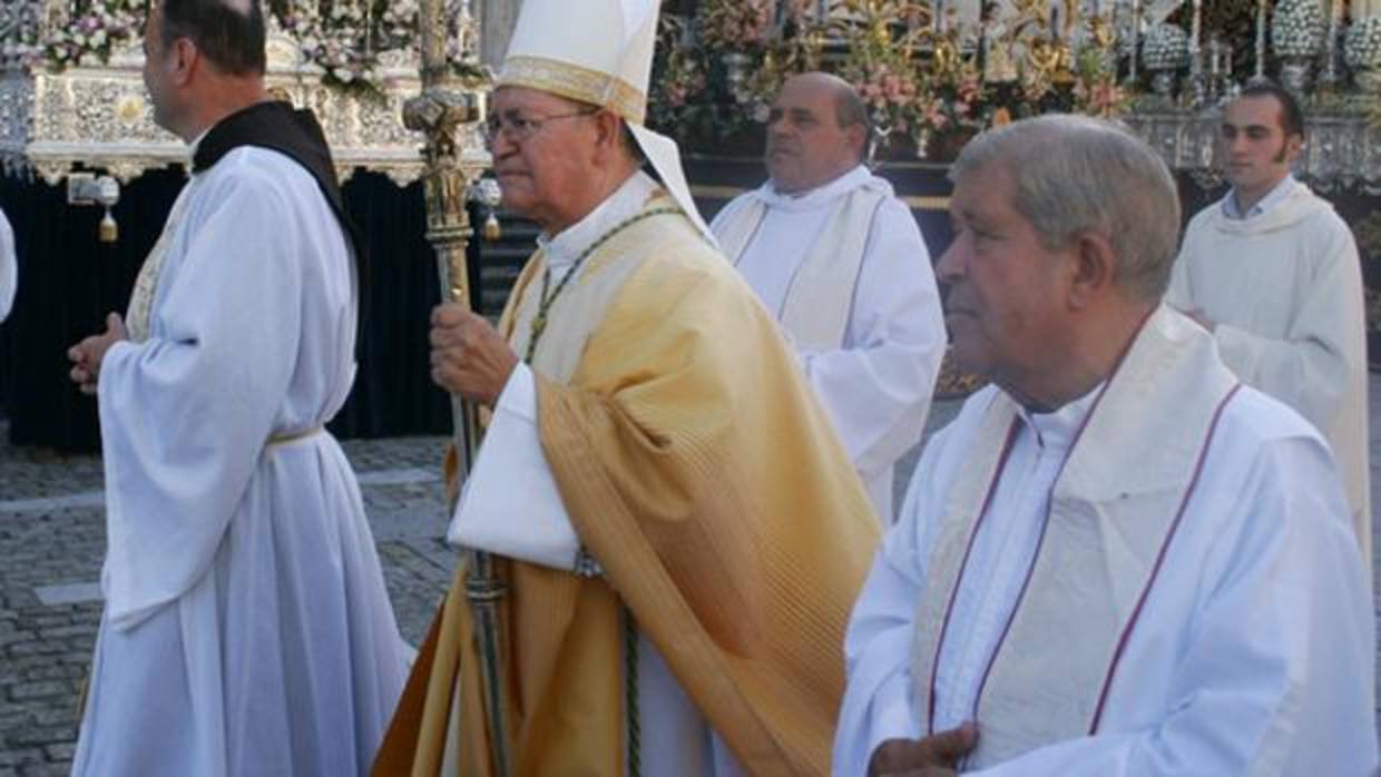 Llanes, en una imagen de 2005, junto al entonces obispo Antonio Ceballos.