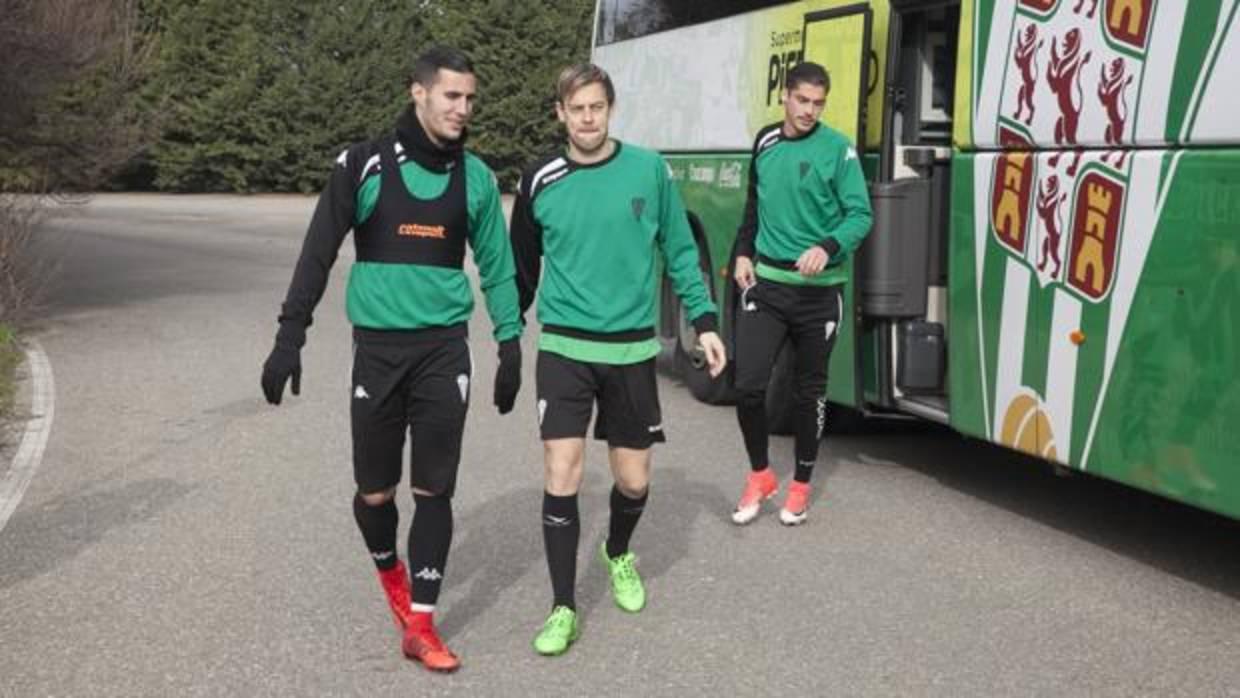 Sergi Guardiola (izquierda) y Lara (centro) bajan del autobús del Córdoba CF para un entreno