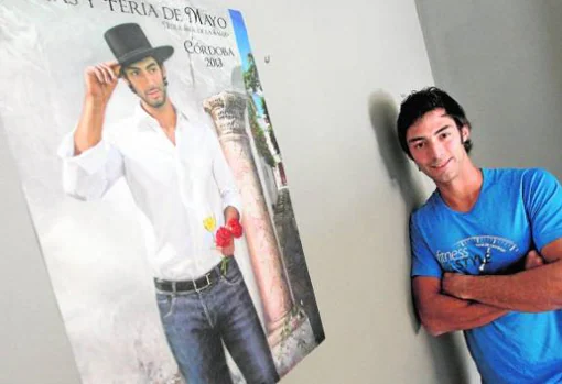 El modelo que inspiró el anuncio de las fiestas de Mayo posa en su casa junto al cartel V. M.