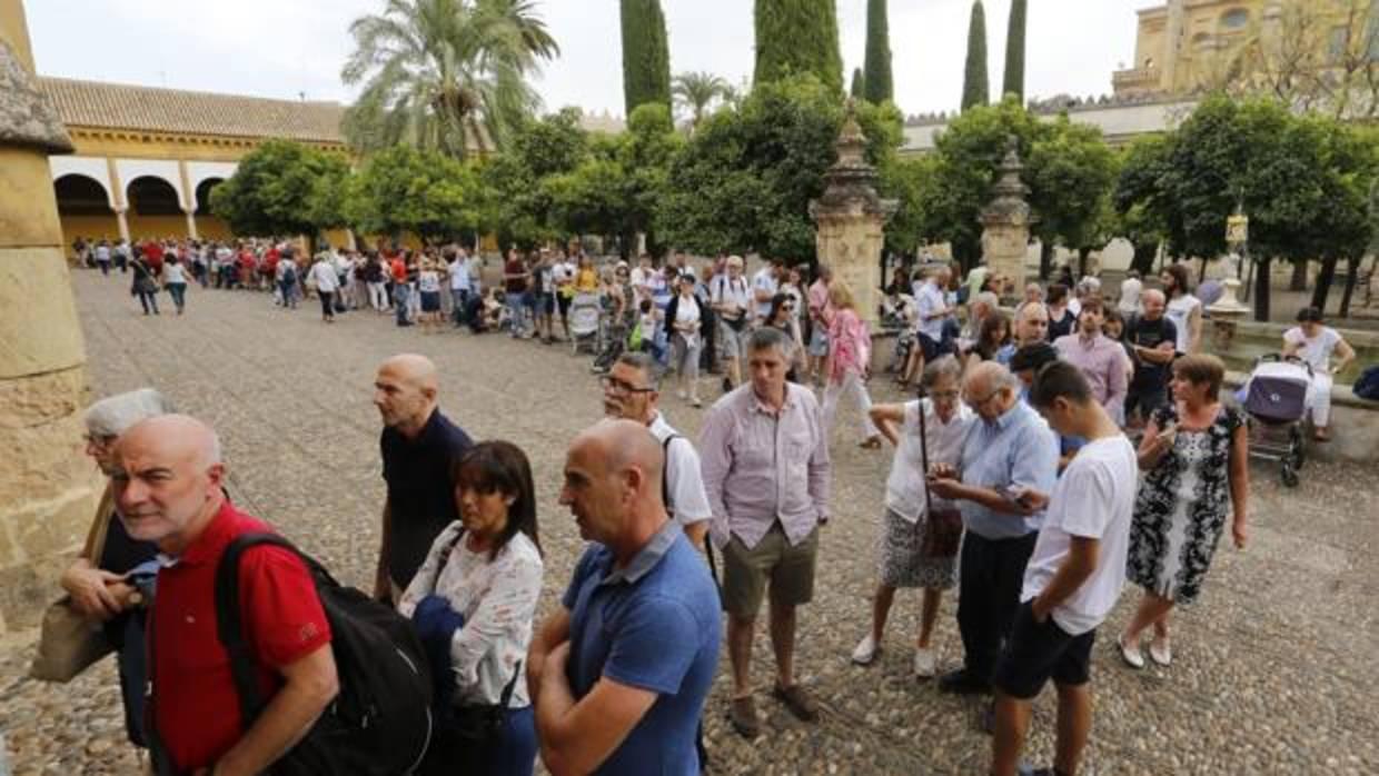 Cola de turistas en la Mezquita