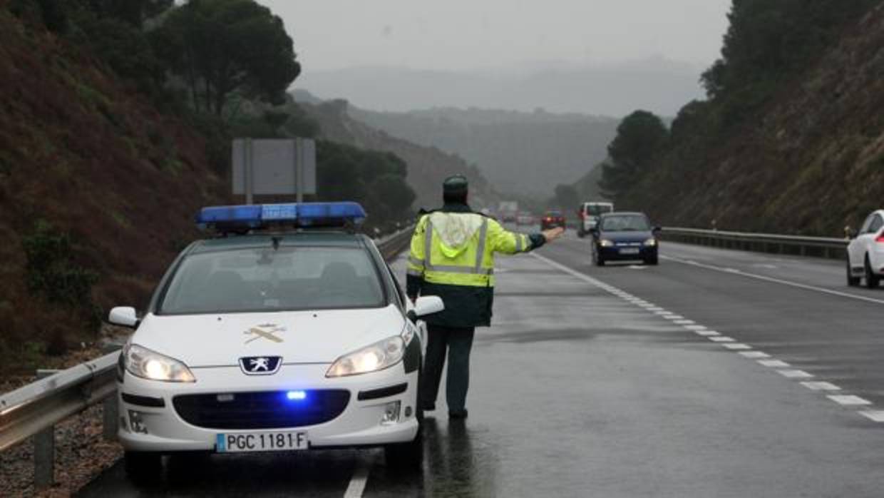 Agentes de la Guardia Civil controlan el tráfico de la N-432 tras un accidente