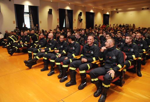 Los nuevos miembros del cuerpo de bomberos