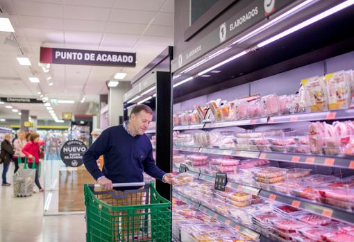 Un cliente en la tienda reformada en la localidad lucentina