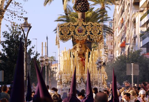 La Virgen de la Trinidad, bajo su nuevo palio en el Martes Santo de Córdoba