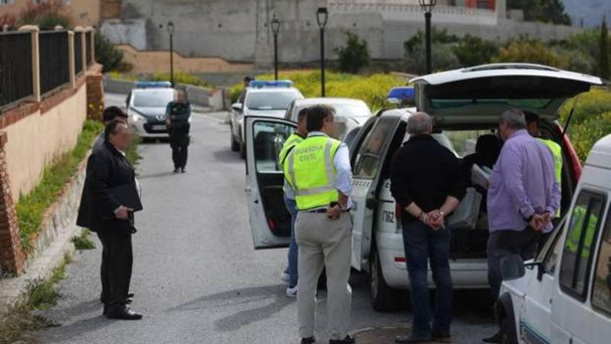 Registro policial en Talará, el municipio de Granada donde fue asesinado el bebé