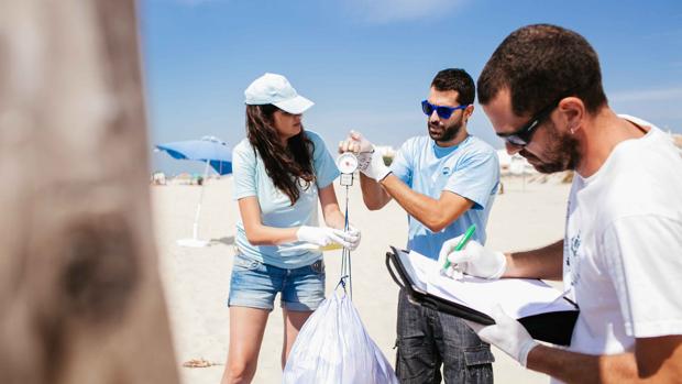 Imagen de archivo de unos voluntarios limpiando la playa de Matalascañas