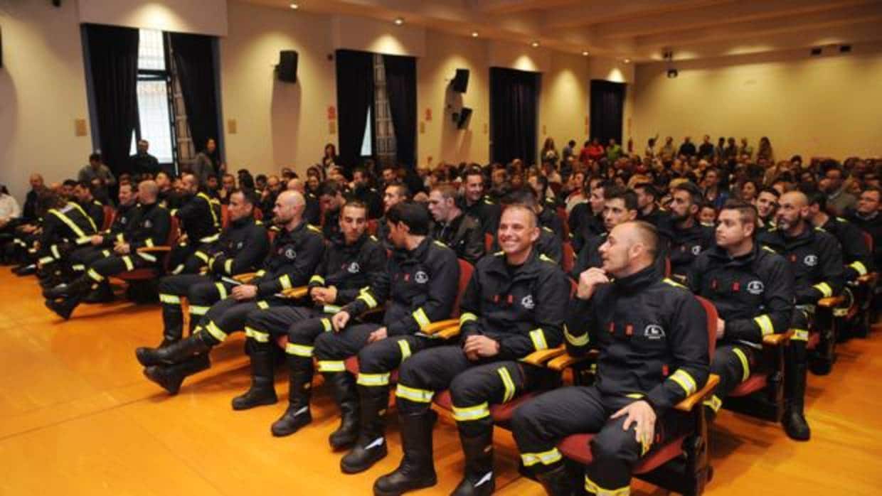 Los bomberos que obtuvieron la plaza el día de la toma de posesión en la Diputación de Córdoba