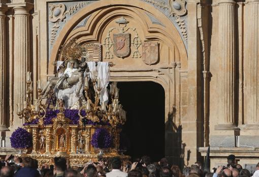 Nuestra Señora de las Angustias, al salir de San Agustín, el Jueves Santo de Córdoba