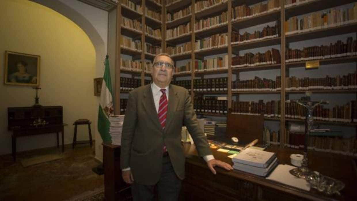 El catedrático en la biblioteca de la casa de Los Pinelo