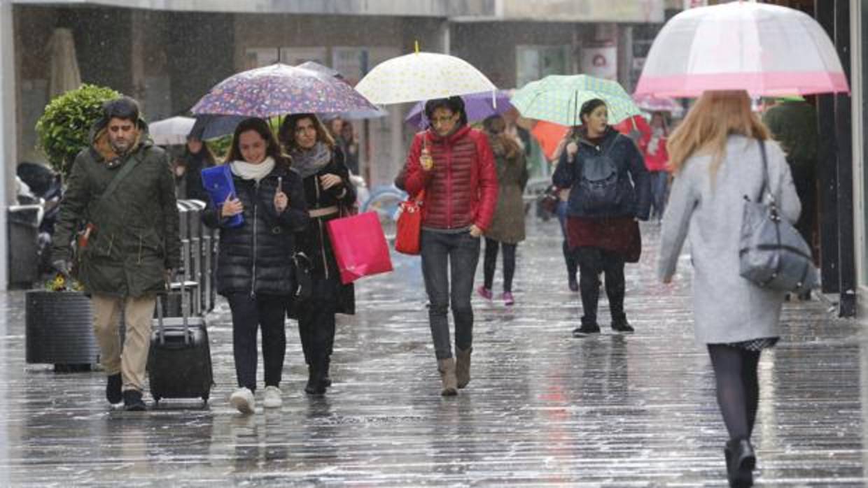 Personas con paraguas en un día de lluvia en Córdoba