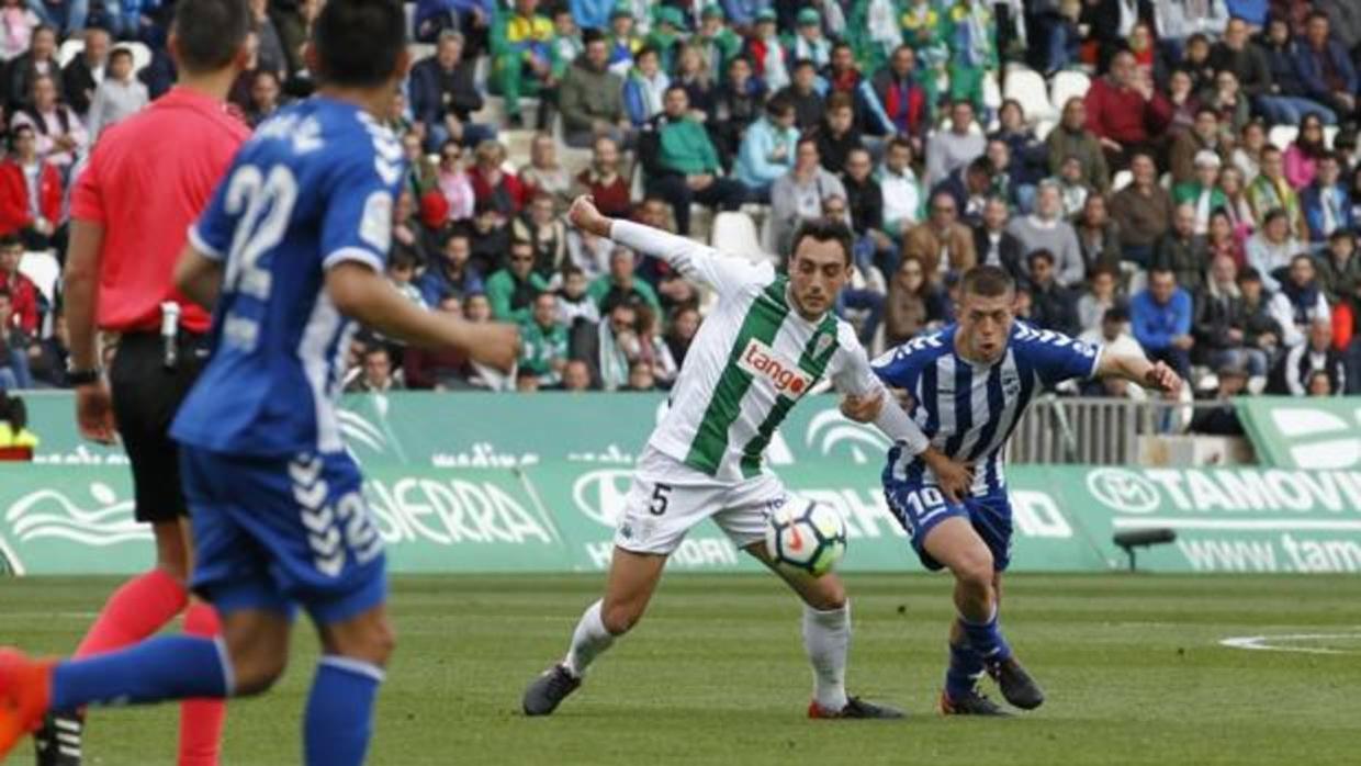 Sergio Aguza pelea la pelota con Noguera en el Córdoba-Lorca