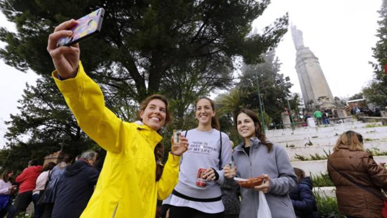 Tres jóvenes con la cazuela de habas durante el día de convivencia en la sierra de Córdoba