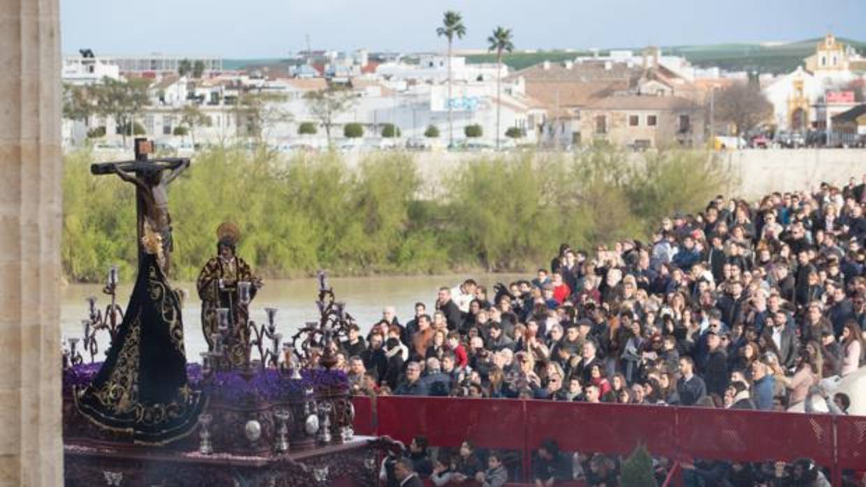 El Cristo de las Penas se dispone a girar hacia la Puerta del Puente