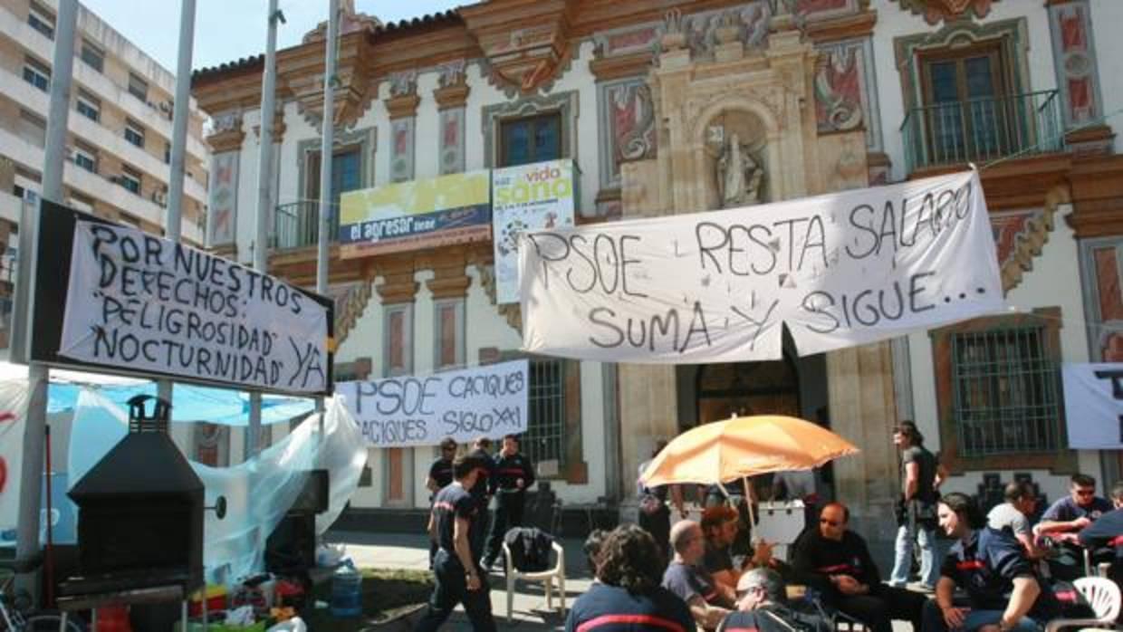 Protesta de los bomberos ante el Palacio de la Merced