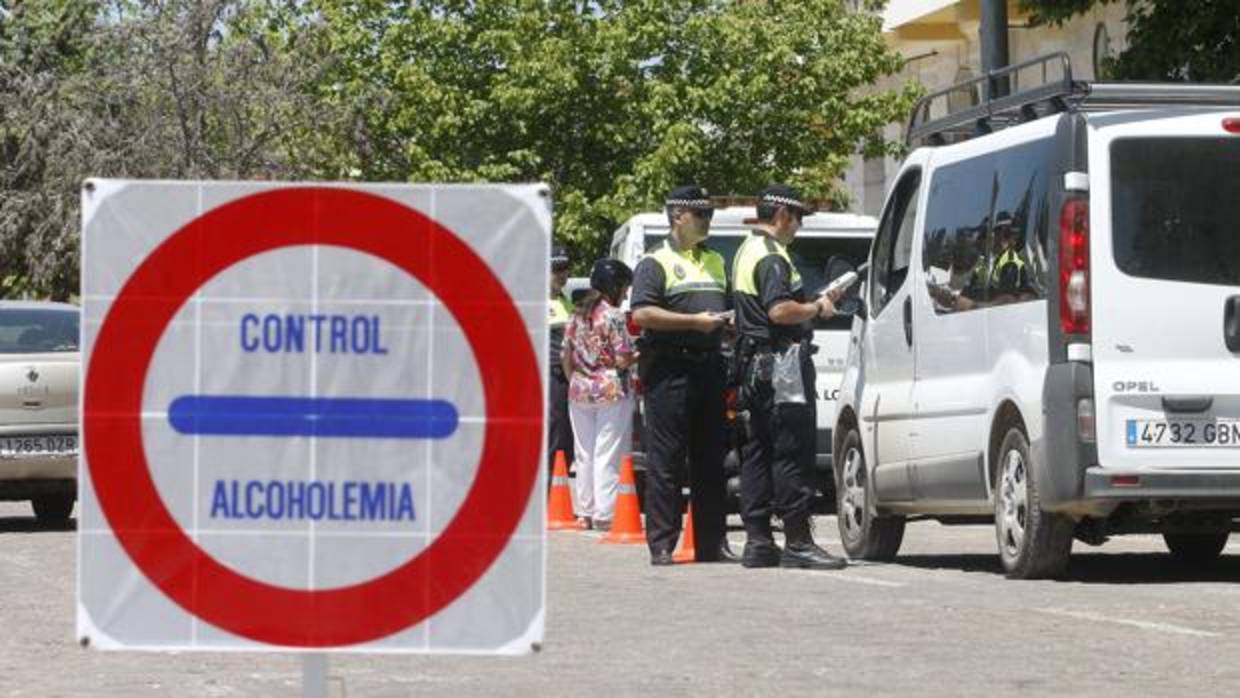 Agentes de la Policía Local durante un control