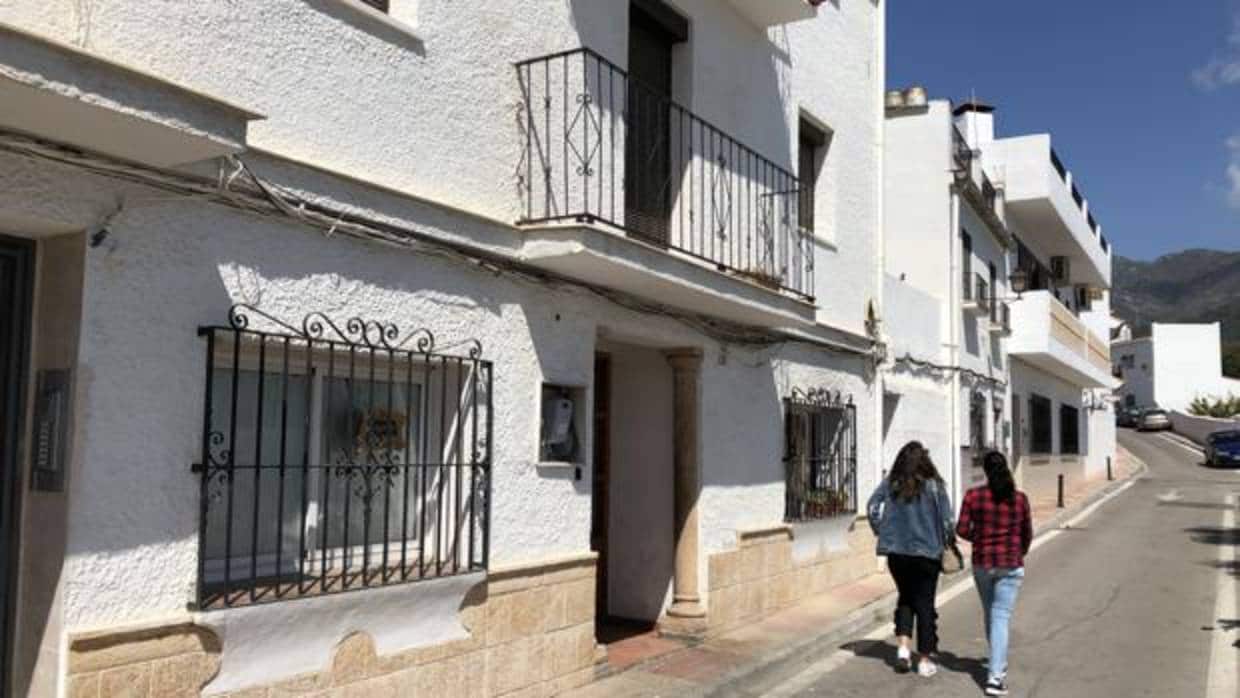 Fachada del hostal en la calle Postigos, junto a la muralla de Marbella